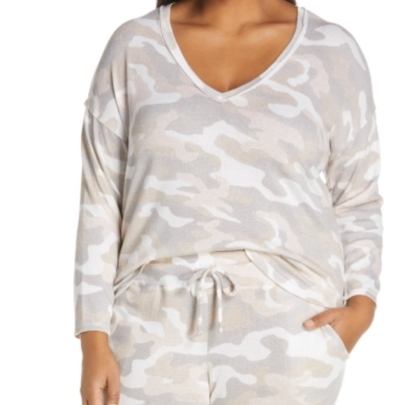 NWT Bobeau Brushed V-Neck Top in Camo - Picture 1 of 7